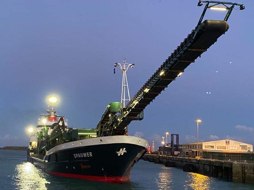 Hammond_Agency's tweet photo. The ''Spauwer'' @Port_of_Dover discharging aggregate. Those with eagle eyes will notice she is bow on to the quay on ''spud legs'' to complete operations. Ships come in all shapes & sizes with amazing capabilities. #Vanoord #Denherderseaworks #SpauwermarineaggregatesBV #PODCL https://t.co/ODvddWHuz4