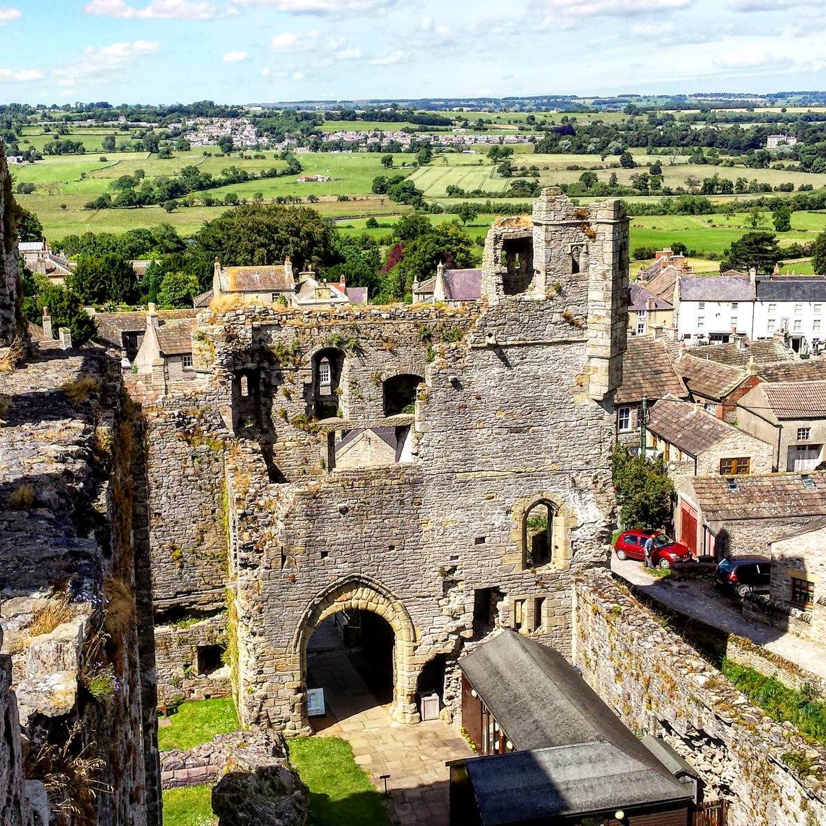Day 13 is Middleham Castle in Yorkshire; the northern stronghold of the Nevilles  https://www.pen-and-sword.co.uk/The-Castle-in-the-Wars-of-the-Roses-Hardback/p/18426  #WOTRS_castles  @penswordbooks  @EnglishHeritage 1/12