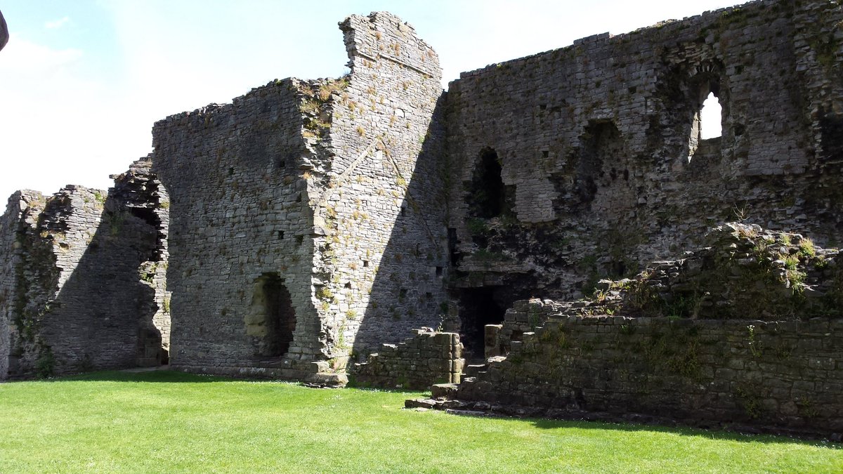 Day 13 is Middleham Castle in Yorkshire; the northern stronghold of the Nevilles  https://www.pen-and-sword.co.uk/The-Castle-in-the-Wars-of-the-Roses-Hardback/p/18426  #WOTRS_castles  @penswordbooks  @EnglishHeritage 1/12