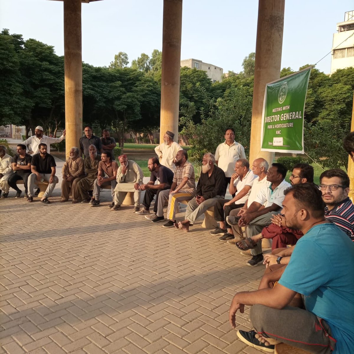 DCKhiCentral's tweet photo. 2nd Batch of #Baghan: (Local community + KMC) created in Sir Syed Park, Fb Area. Met the community in Sir Syed Park today. Heard their issues and will try to resolve them through participatory approach. #LetsGreenKarachi https://t.co/sx3RW7AKBm