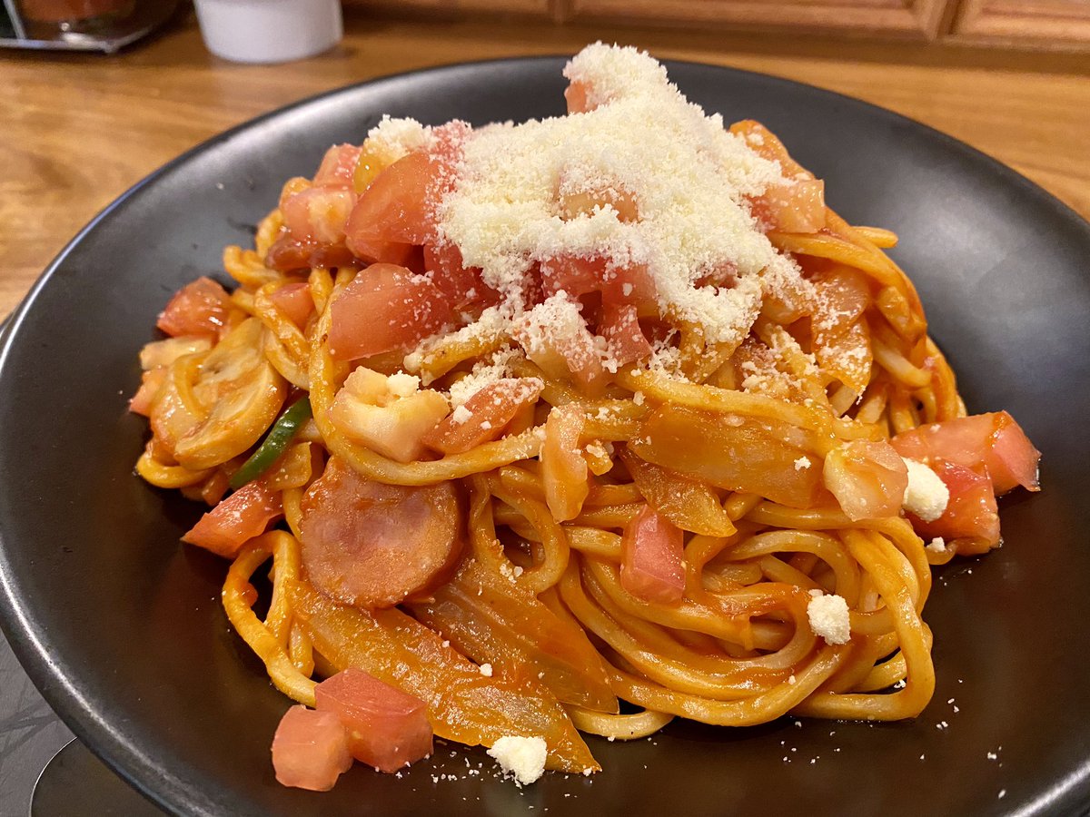 ゆうりん おなかみたし隊 ソーセージ 玉ねぎ ピーマン マッシュルームという昔ながらの具材に角切りトマト 浅草開花楼の低加水麺を使ったモチモチ太麺が今風のナポリタン 感を演出している東京ナポリタン 大盛り ナポリタンって定期的には食べたく