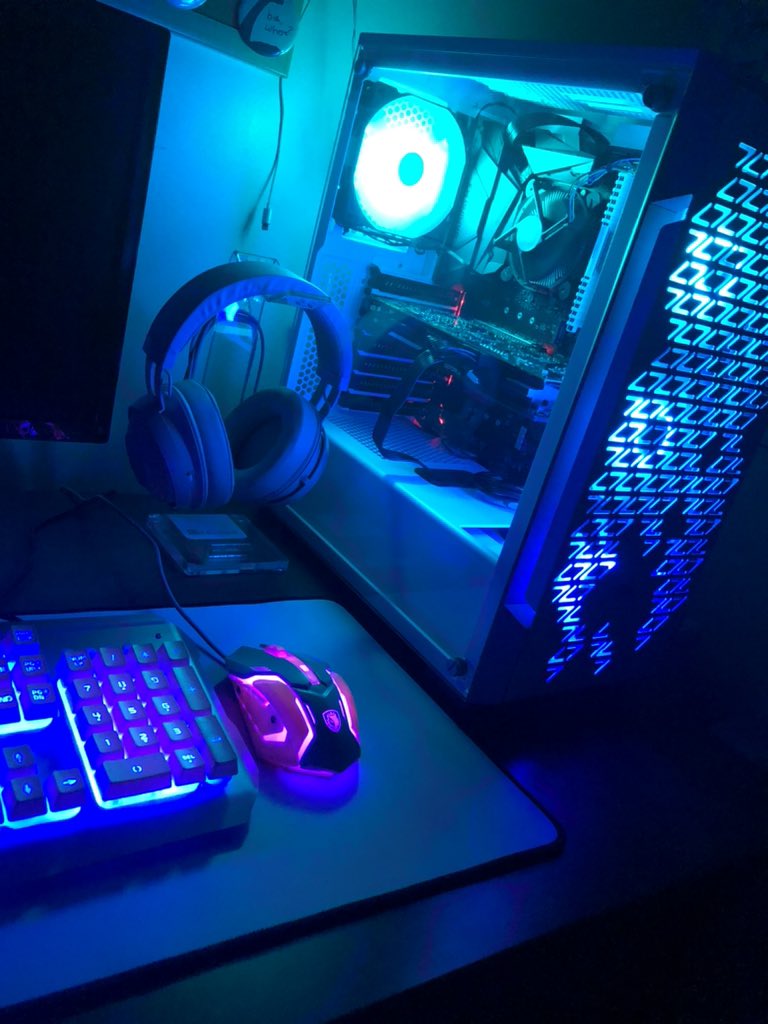 MooShroomMack's tweet image. guess i’m a real gamer now 😎🎮
#pinkpc #gaming #GamingSetup  #pcgaming #StardewValley #Minecraft