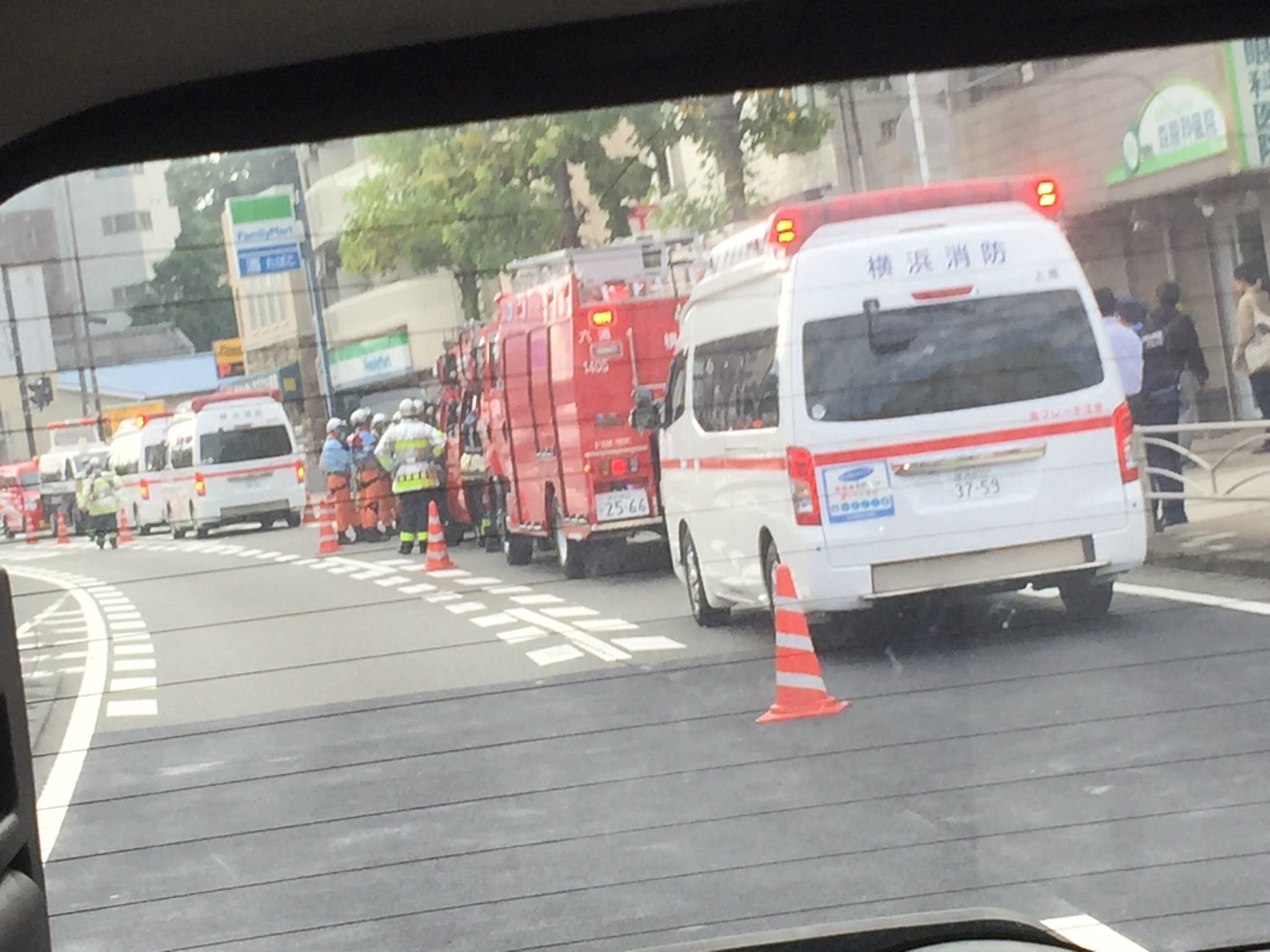 画像 六浦の郵便局前に車が突っ込んでたパトカー救急車消防車合わせて台近く来てる結構大きな事故だ T Co Qx6gy4qf7h まとめダネ