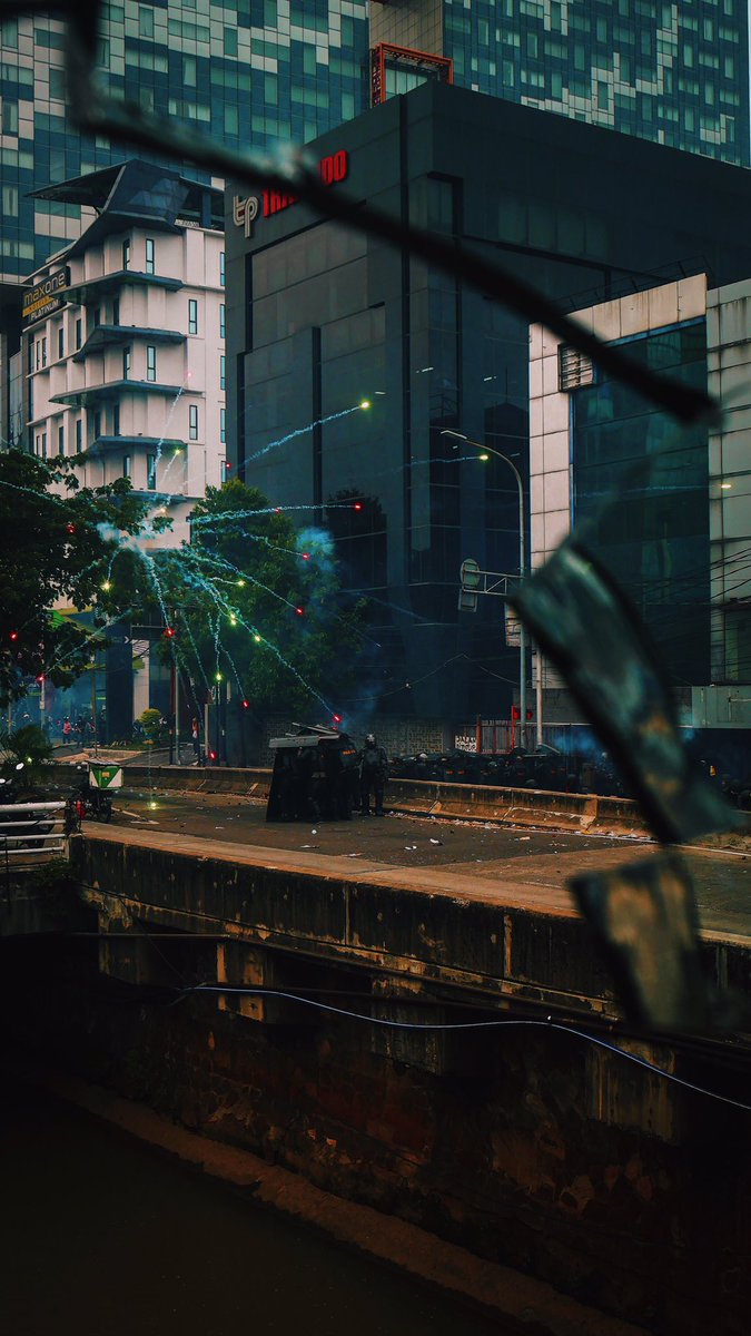 DylanFadlan's tweet photo. Foto Hasil Demo 08 October 2020 yang berhasil gua dokumentasikan. https://t.co/jeBe4v4z79