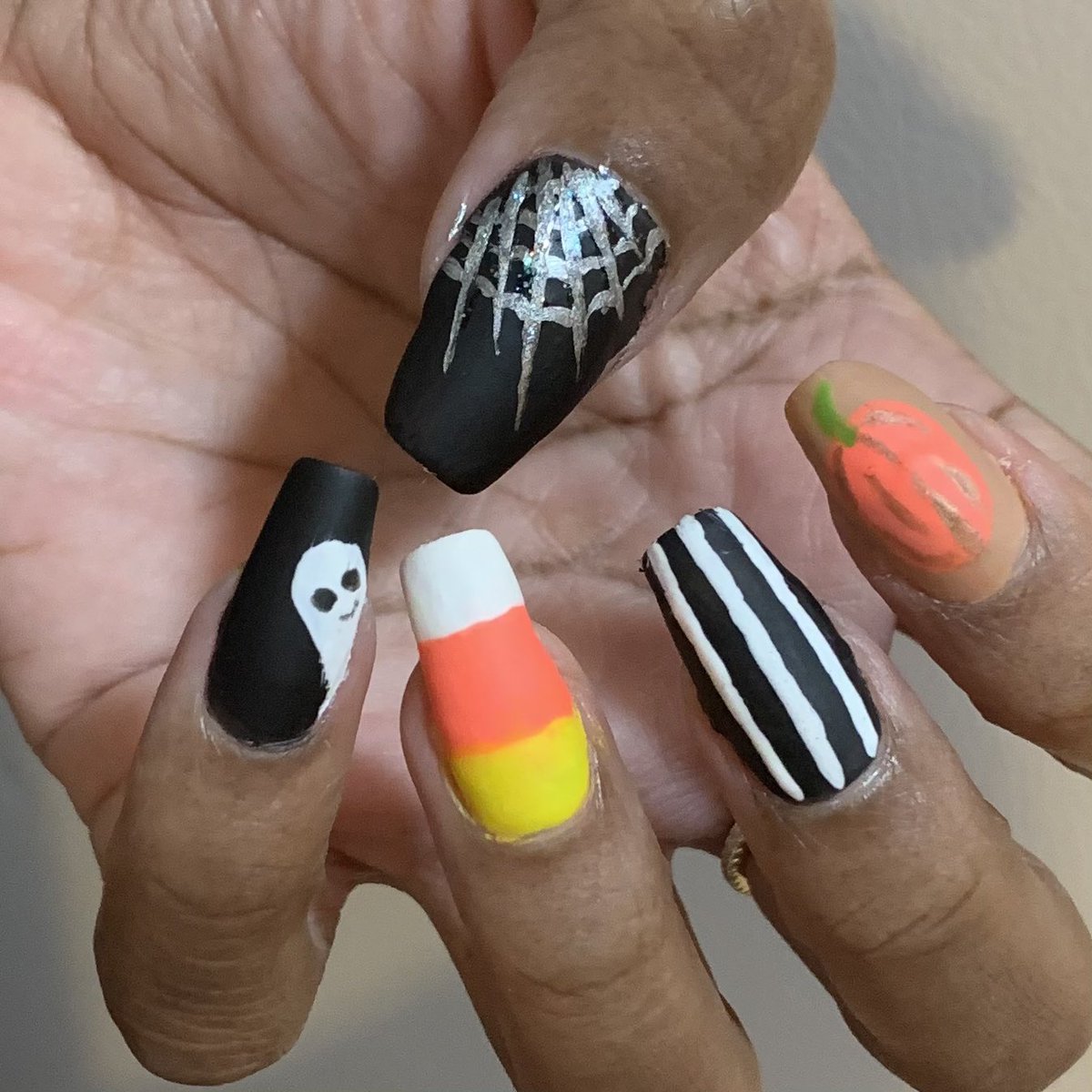 MsBrit_'s tweet photo. 🥰👻🎃🕸🩸
Just having fun with my long nails. 😁 I LOVE the blood splatter! The base is matte and the blood is shiny to look wet. #Nails #CurrentNails #Halloween #Halloween2020 https://t.co/UVmPbp3scZ