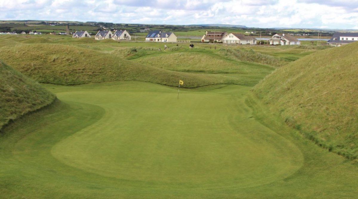 SHistorians's tweet photo. The 5th at Lahinch circa 1905. One of the most outstanding and unusual putting greens from around the world. 

Stumbled across this photo doing some research and it was too good not to share. Narrow green!!!

@LahinchGolfClub 
#GolfHistory https://t.co/4yQG2XV6jg
