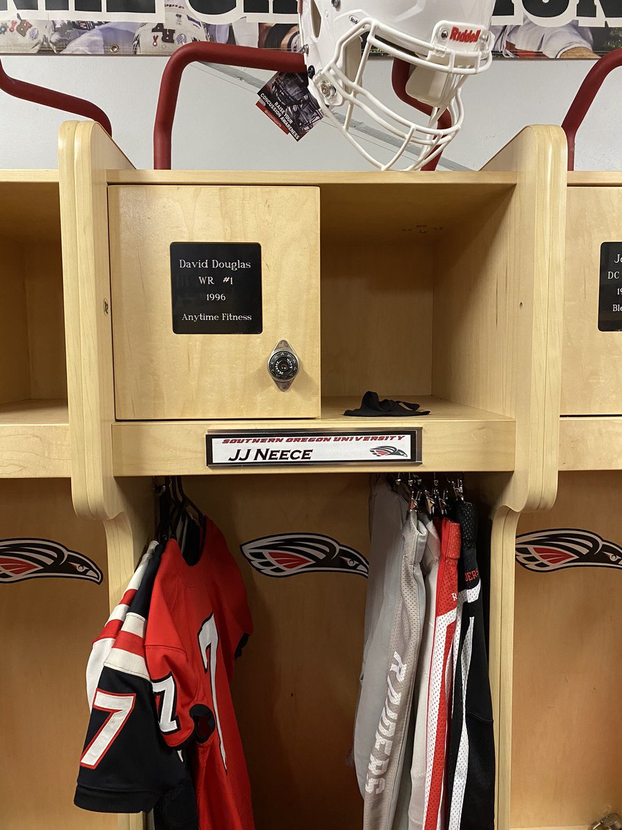 Johnathan_7_'s tweet photo. Proud to announce my first official offer from the SOU Raiders! @SOU_CoachSander @CoachHall_SOU @mvp7on7 https://t.co/iMrnqsqs9u