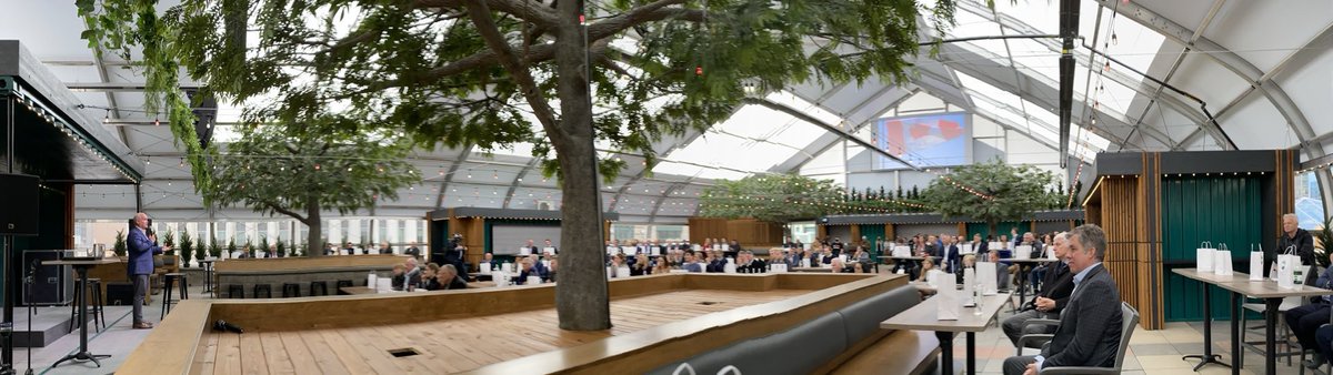 A #COVID spaced audience totally engaged by <a href="/erinotoole/">Erin O'Toole</a> sharing his compelling passion for #Confederation 

We need his leadership to crawl out of the hole that #PMJT has dug for #CANADA

The #RoofTop is looking forward to his return when democracy governs our nation.