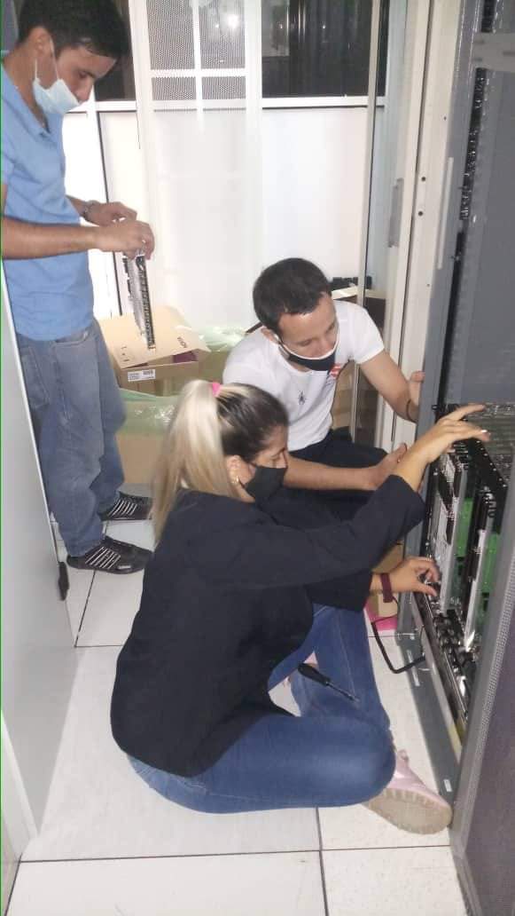Hoy se concluyó el montaje del equipamiento para Nauta Hogar en La Lisa, ahora lo vamos a insertar y probar. Ya tenemos dos y mañana seguimos hacia Cubanacan porque #VamosPorMas.
#CubaInformatiza