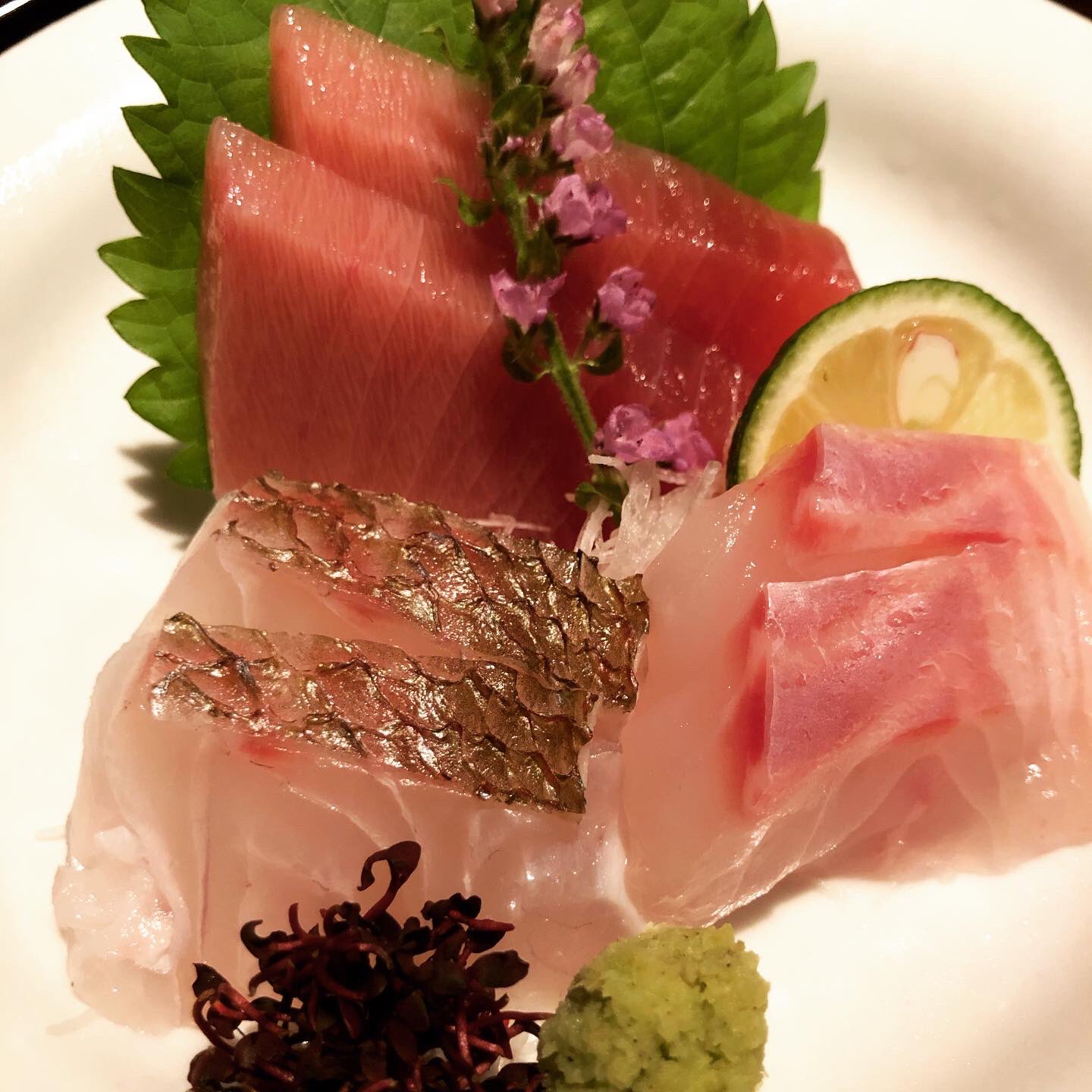 オキチュ 美味しいお蕎麦 地酒 地肴 ふるさと さん 名前の通り 美味しいお刺身やお寿司 日本酒や焼酎も揃っていて 〆のお蕎麦まで美味しくいただけます 名物 の揚げ豆腐に 西尾商店 のいわし削りをたっぷり載せた 西尾揚げ 西尾を揚げ