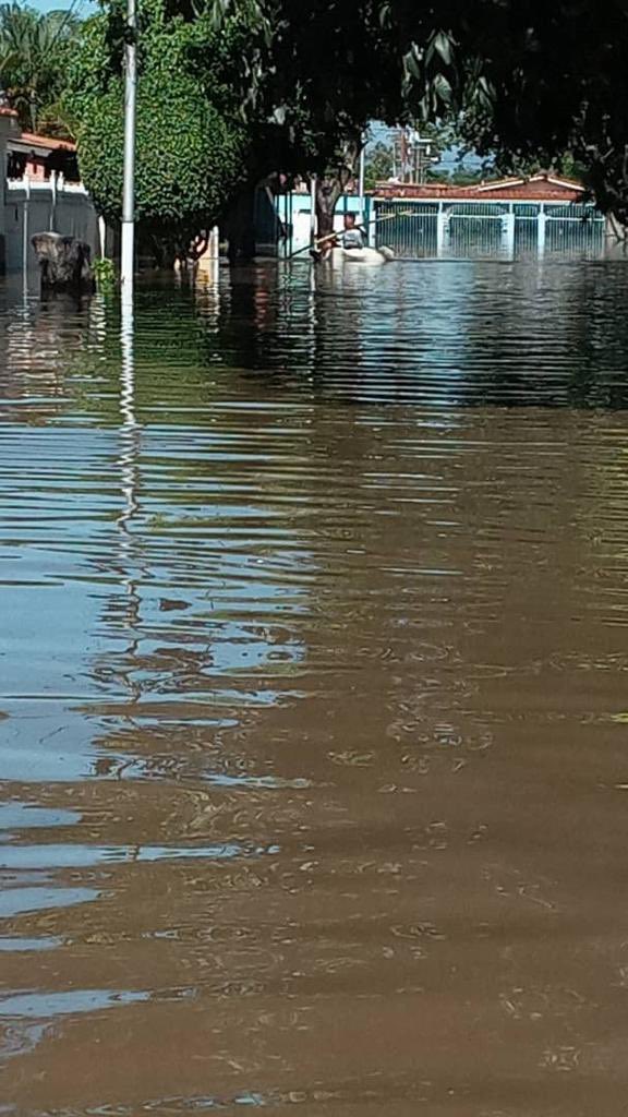 jguaido's tweet photo. Años de corrupción y desprecio por el venezolano hacen que estas emergencias naturales que ya hemos vivido sean más graves y nuestra gente resulte afectada. 

El dictador no puede resolver un solo problema de Venezuela, tampoco podrá hacerlo en Aragua. https://t.co/Ny4SvuwGqE