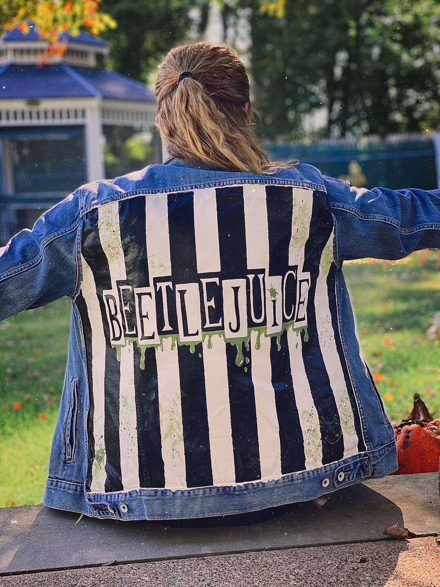 unseenamethyst's tweet image. Never trust the living 🍂👻
••
It’s spooky season, I thought I’d give some love to one of my favorite musicals and movies. I’m very proud of how this turned out! It’s the first time I ever painted on a jacket

#paintedjacket #beetlejuicethemusical #inktober #beetlejuicebway