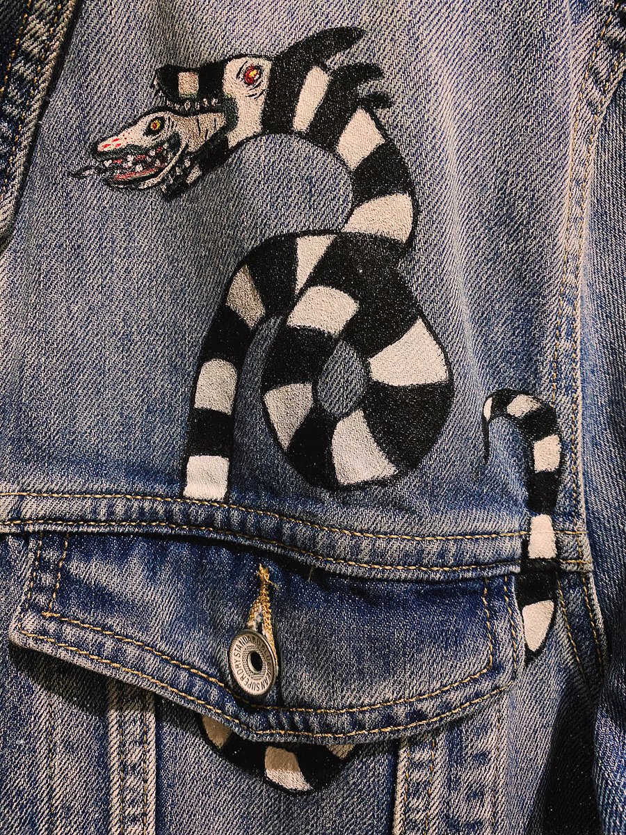 unseenamethyst's tweet image. Never trust the living 🍂👻
••
It’s spooky season, I thought I’d give some love to one of my favorite musicals and movies. I’m very proud of how this turned out! It’s the first time I ever painted on a jacket

#paintedjacket #beetlejuicethemusical #inktober #beetlejuicebway