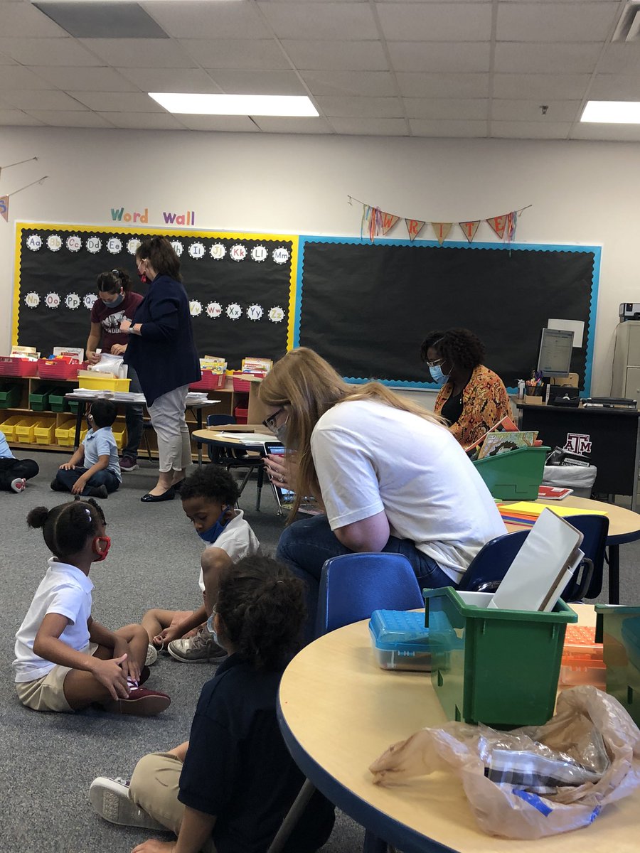 eyeonliteracy's tweet photo. So very proud of the work my kinder teachers are doing @McWhorterES with our coaches!! They practiced shared reading with our ELA coach and their students!! @DrChapmanCFBISD @smithtcfb @parnell_dawn #TogetherWeCan #MCWGameOn https://t.co/Owv8oeNleL