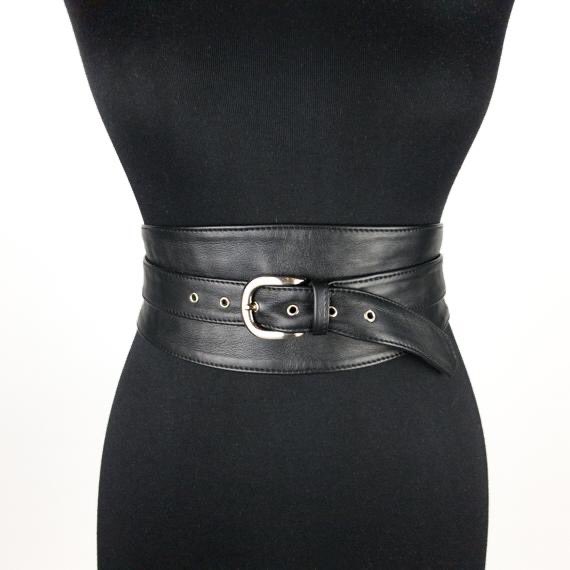 I like big belts around the waist . I was considering a suspender type, but I think an obi belt would suffice. And I would have it with three buckles in a vertical position.