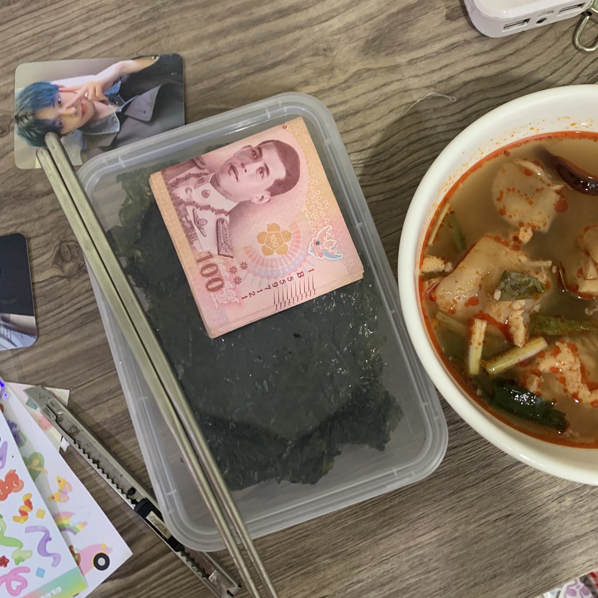 mel0bambi's tweet photo. บอกแม่ว่าจะไปม็อบนะ เขาก็ฟึดฟัด ในใจแบบเอาแล้ว สลิ่มแน่นอน อาบน้ำเสร็จเข้าห้องเจอนี่ แม่ทิ้งเงินไว้ให้ประมาณ 500 บาท กุจะร้องไห้ แม่รักกุมากกว่าอีพวกแดกภาษีTT https://t.co/2kmMewhSTh