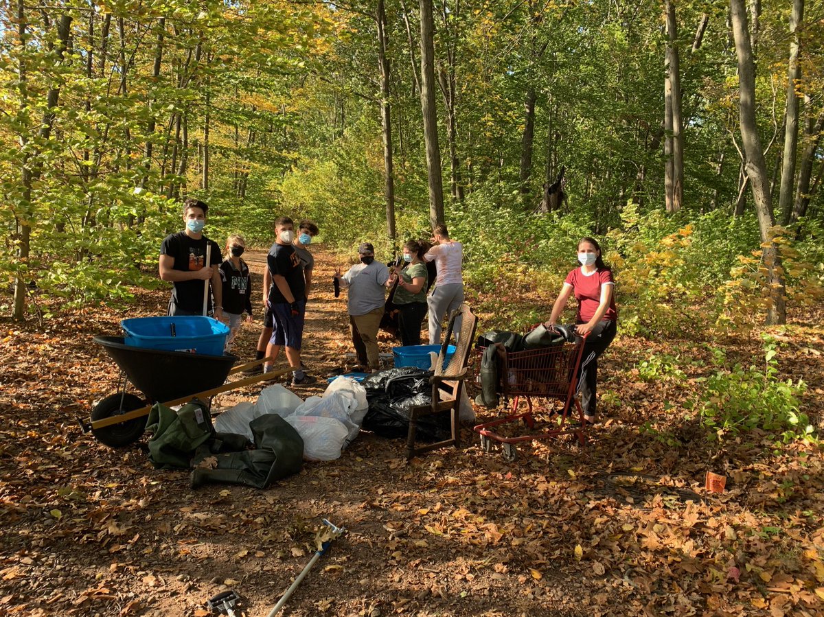 CTClimateAction's tweet image. Thank you @Record_Journal for joining us today on our cleanup! Join us next week as we make our way further down the trail! #ClimateAction #ClimateChange #ClimateCrisis #plasticpollution #pollution
