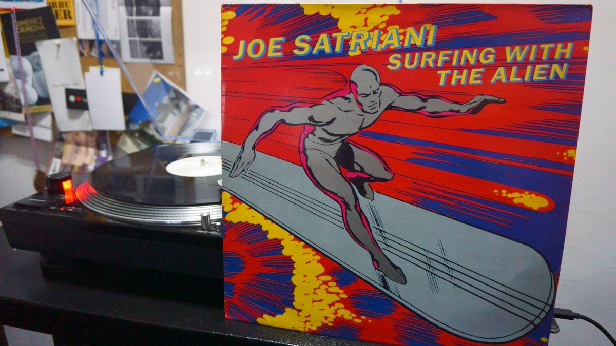Un 15 de octubre, pero de 1987, el genial Joe 'Satch' Satriani lanzó su 2do álbum: Surfing With The Alien, uno de los más importantes álbumes de guitarra y de mis favoritos de todos los tiempos #SatchBoogie #AlwaysWithMeAlwaysWithYou #Echo #Circles #Vinylrecords #VinylColection