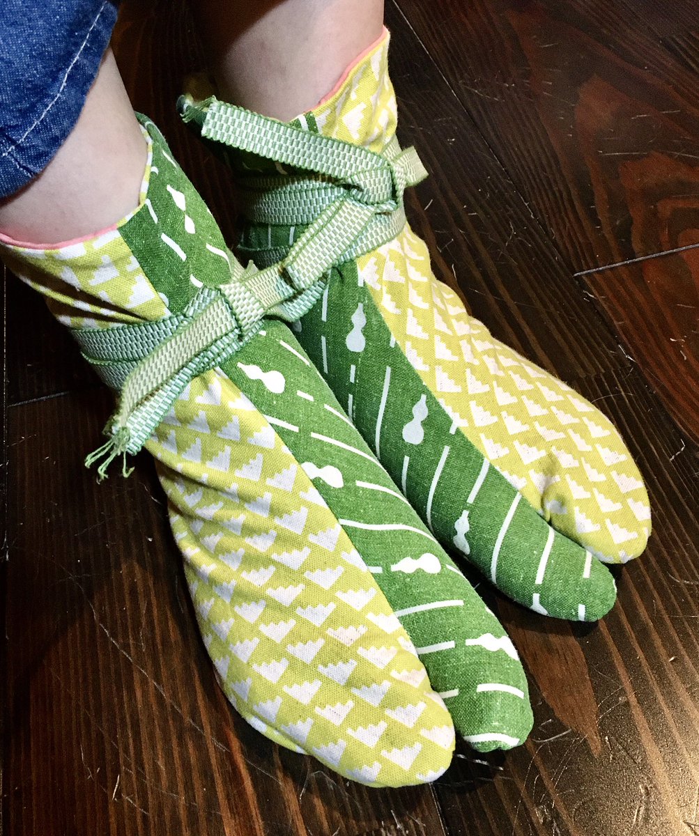トウキョウジョウふんず つち 昨日の 足袋づくり教室 完成作品 真田紐で紐足袋 紐足袋の型紙は結んだ時に紐の収まりがよいよう 足首の丈を長めにしているので履き口を折り返しても つち 足袋 洋裁 和裁 着物 和装 ハンドメイド オリジナル トウキョウジョウふんず つち 昨日の 足袋づくり教室 完成作品 真田紐で紐足袋 紐足袋の型紙は結んだ時に紐の収まりがよいよう 足首の丈を長めにしているので履き口を折り返しても つち 足袋 洋裁 和裁 着物 和装 ハンドメイド オリジナル