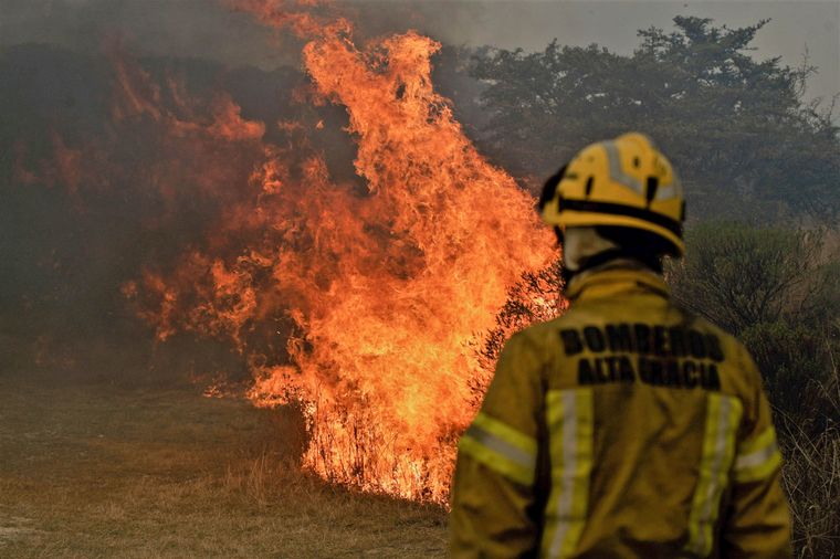 Cadena3Com's tweet photo. Fuego en las sierras
Piden incluir a bomberos de Córdoba al bono de 10 mil pesos https://t.co/Acj1DoM7NK https://t.co/D5oXD5zPSD