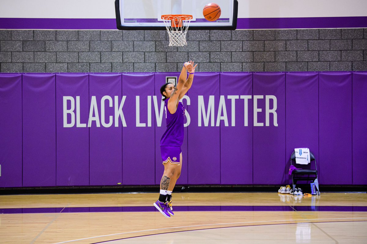 DomDavis02's tweet photo. they familiar with the kid, she the heart of the south 💜 https://t.co/P3f4Em3QsX