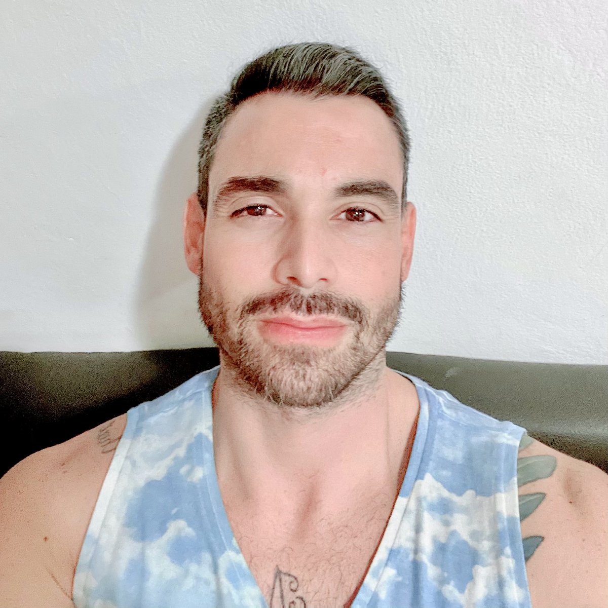 RoAlpuche's tweet photo. ¿Es posible tener tanto sueño a esta hora? 

¿Será que ya estoy abueleando? 😯🥱👨🏻‍🦳

#MeRehúso #AlMenosALas10 https://t.co/1mSGa8EIY6