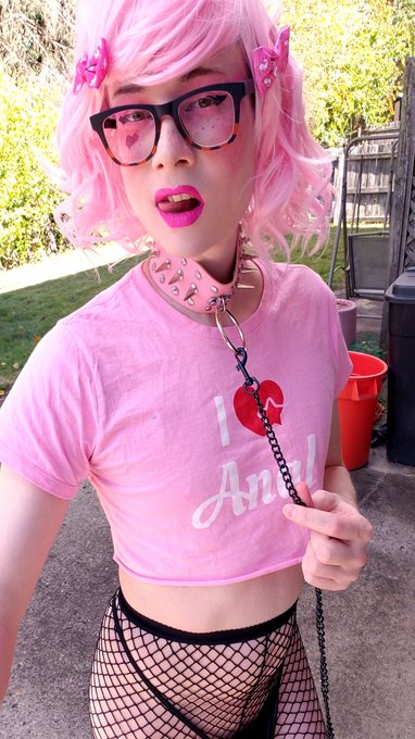 Can someone walk me around in public like this and let strangers grope me? https://t.co/485buN3m9u