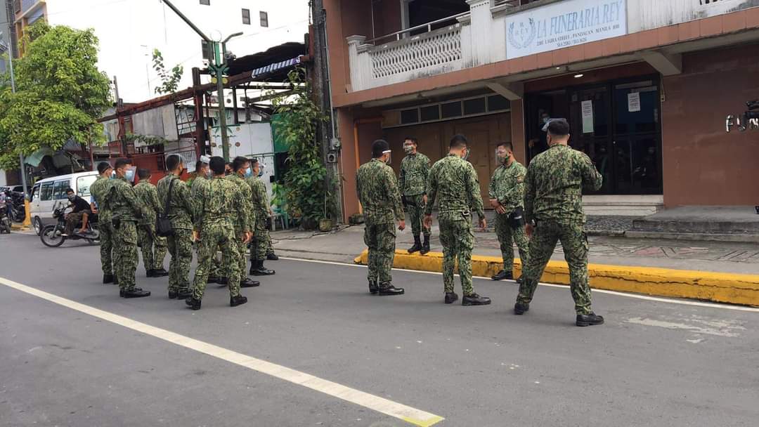 LOOK: On the day of Baby River's funeral, human rights groups say up to 20 police officers are surrounding La Funeraria Rey in Pandacan, Manila, barring people from entering and visiting her wake. (: Karapatan) |  @MBMinkaTiangco