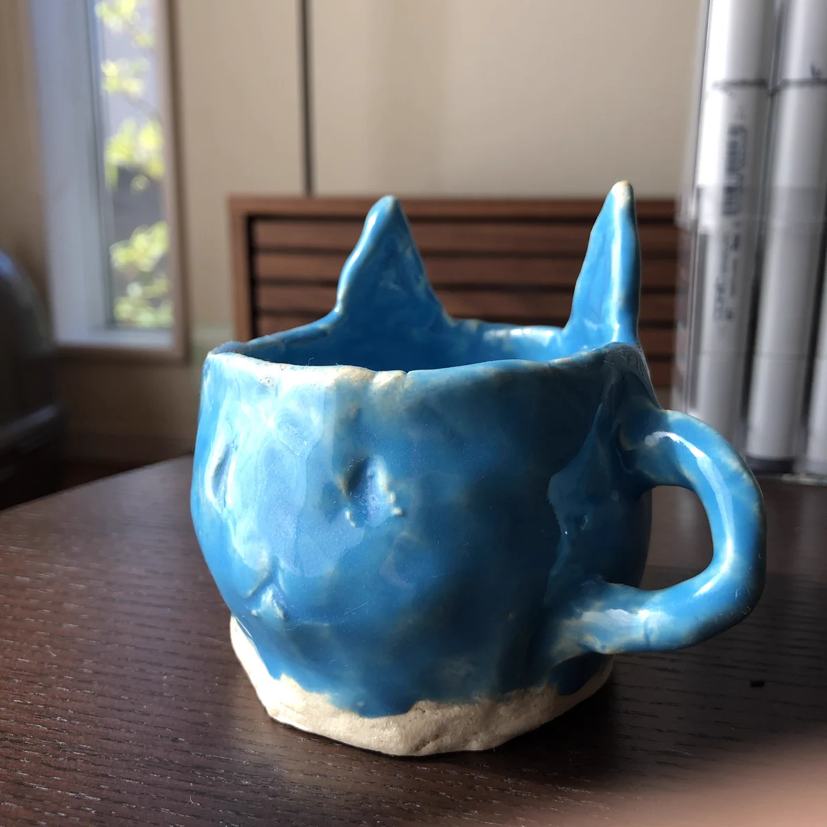 子供が作った猫のマグカップが…。確実に目を狙ってくる鬼仕様ｗｗ
