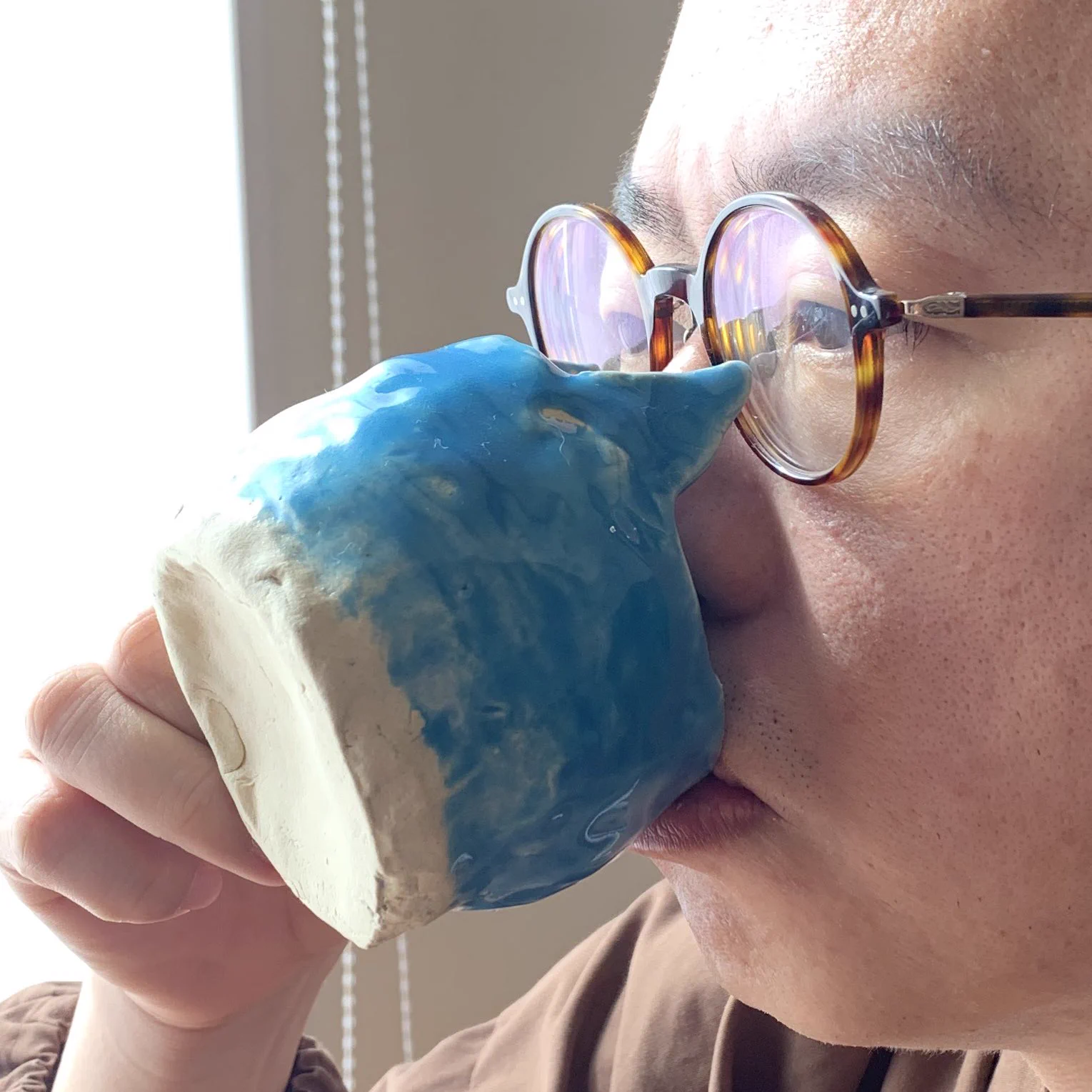子供が作った猫のマグカップが…。確実に目を狙ってくる鬼仕様ｗｗ