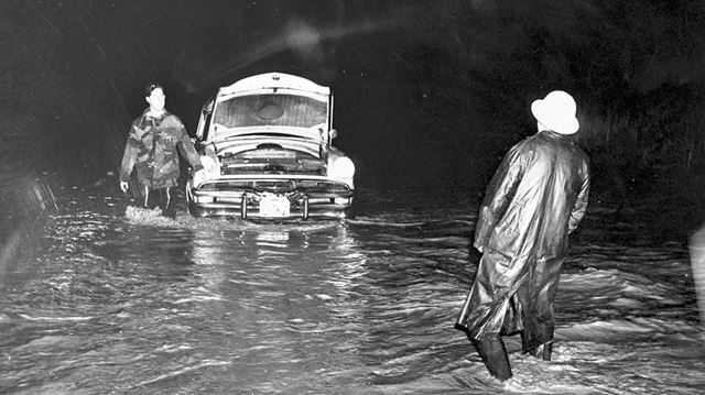 8. The last official weather report came at 9:30pm: Toronto would get winds & rain, but nothing like the devastation to the south.By then, though, the flooding had already started. Hazel *had* crossed the Alleghenies, hit a front of cold Canadian air & stalled above Toronto.