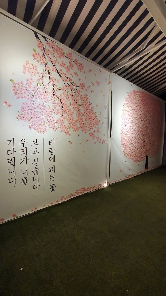 hanbinpost's tweet image. op said hanbin spent 40 minutes reading the messages left for him by fans 🥺