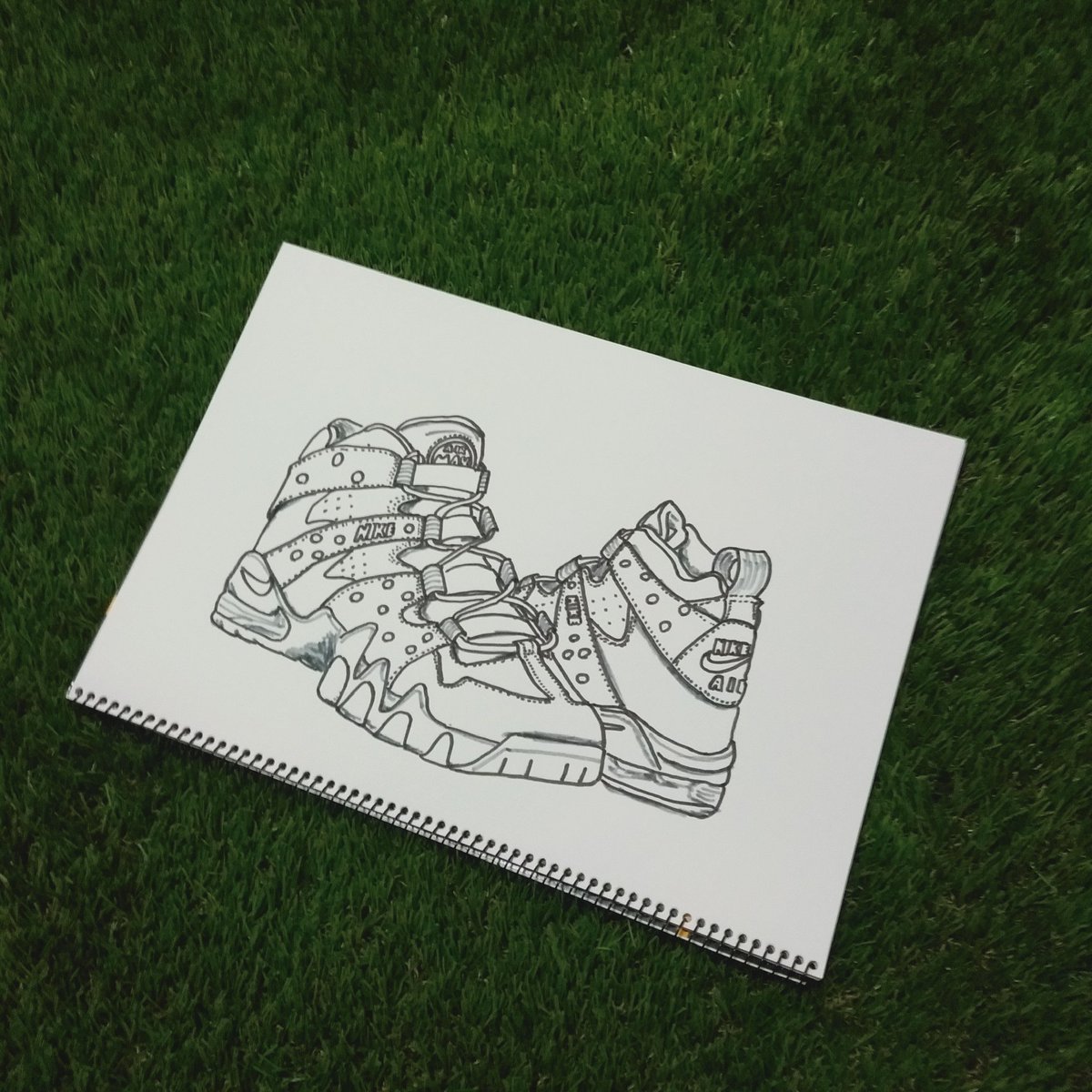 doyatsue00's tweet photo. 自分の実力を知るシリーズ
下書き無しの筆ペン一発描き
46/100
ソールのデザインが象の足に見えてきたのは気のせいでしょうか。
#ナイキ
#スニーカーイラスト
#エアマックスcb
#スニーカー好きな人と繋がりたい
#nike
#airmaxcb
#塗り絵
#絵描きさんと繋がりたい
#筆ペン
#スニーカーぬり絵 https://t.co/Uq5KvFdaiF