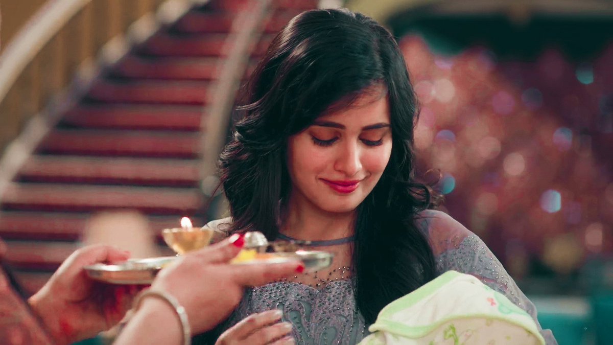 twinkling_mily's tweet photo. #DontEndYRHPKForFakeTRP Mujhe usse godhi me uthana hai ❤❤❤

Mishti is glowing so much as she holds her baby and smiles at him 🥺🥺🥺💖

#YehRishteyHainPyaarKe #RheaSharma https://t.co/eilxxOhIh3