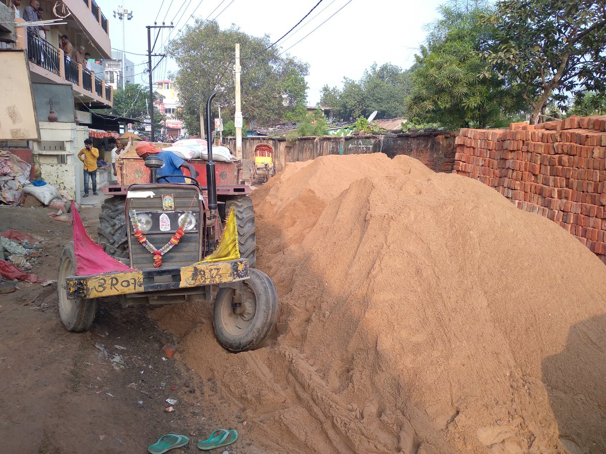 bakshayraj's tweet image. @darbhanga_dm dear sir kindly appreciate nonsense and offence created by some fellow residents in front of Tara hotel, Benta Chowk. The road is blocked for last two hours.