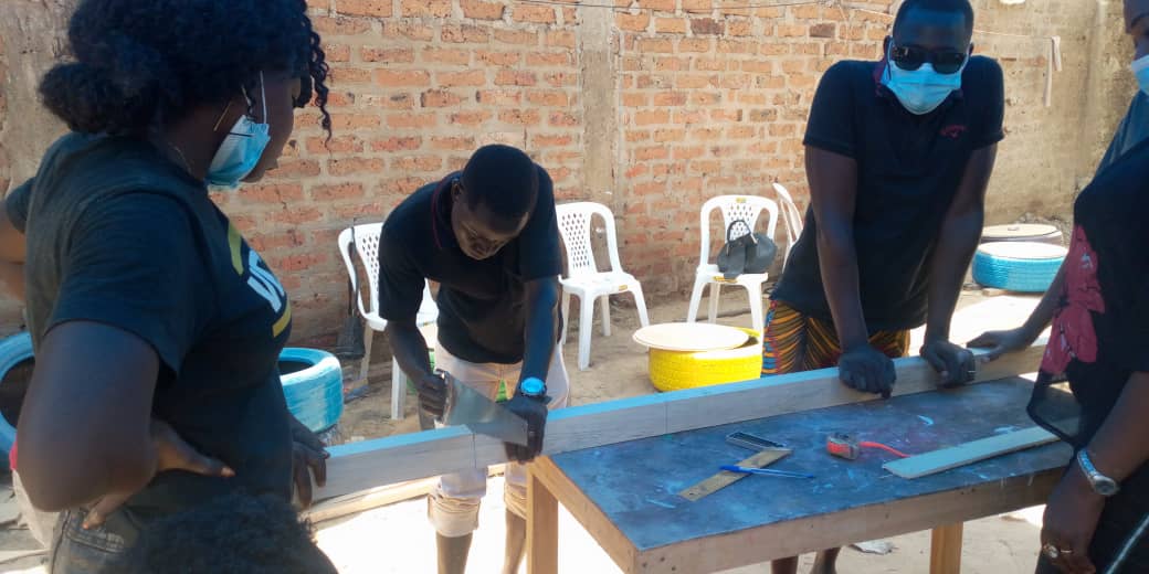 AndNoudji's tweet photo. ☑️ FORMATION EN RECYCLAGE DES PNEUS : JOUR 1 

📌 Edition 1: Transformation de pneus en Pouf simple.

Le Technique d'assemblage à l'honneur...

🚨 A tout de  pour l'assemblage des pièces afin de sortir le pouf. https://t.co/4xO4z0CmJN