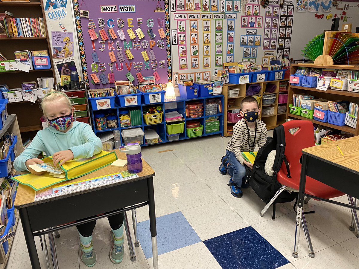 MrsTadWestwood's tweet photo. Today’s readers read to learn a lesson from their characters. Lessons are always better when we share them with our friends! #weLoveStickyNotes #shareyourlesson @BrooksideWWRSD https://t.co/Qg06ekPdJd
