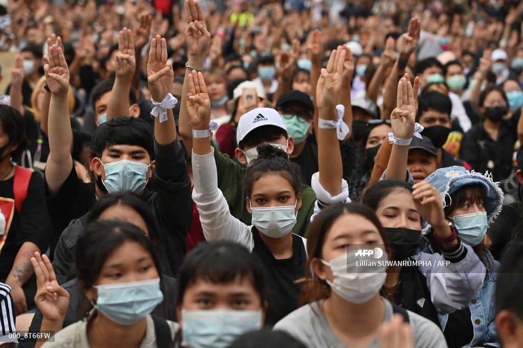 PhilstarNews's tweet photo. "Fire is catching" 

Hundreds of Thai citizens in Bangkok hold up the three-finger salute as a sign of defiance and as reference to Katniss Everdeen from The Hunger Games.

Thailand has declared a state of emergency following a massive anti-government protest.
📸AFP https://t.co/IQVCeHJAJp