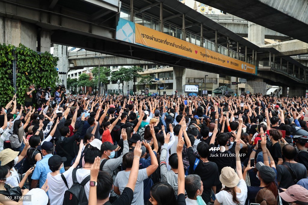 PhilstarNews's tweet photo. "Fire is catching" 

Hundreds of Thai citizens in Bangkok hold up the three-finger salute as a sign of defiance and as reference to Katniss Everdeen from The Hunger Games.

Thailand has declared a state of emergency following a massive anti-government protest.
📸AFP https://t.co/IQVCeHJAJp