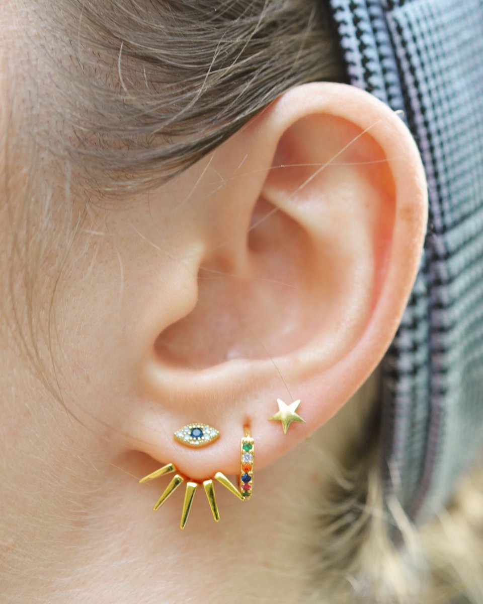 madeline_dm's tweet photo. Having some fun with my #earparty this week 🌈✨ 

#paveearrings #huggieearrings #hoopearrings #goldhoops #earrings #earringsoftheday #huggieearrings #earjacket #earjackets #mejuri https://t.co/C2M8fsEjuV