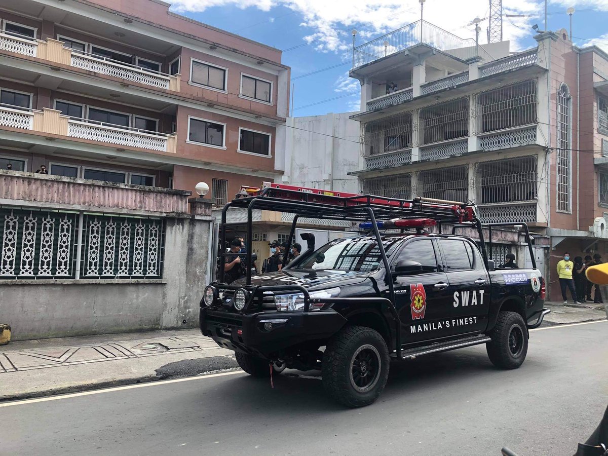 LOOK: A SWAT vehicle has also arrived at the funeral home. (: Kapatid) |  @MBMinkaTiangco