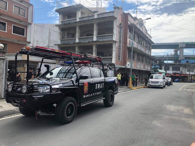 LOOK: A SWAT vehicle has also arrived at the funeral home. (: Kapatid) |  @MBMinkaTiangco