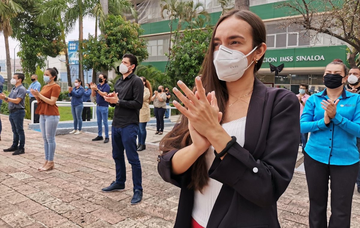 ImssSinaloa's tweet photo. Hoy #15deOctrubre personal el Órgano de Operación Administrativa Desconcentrada de #IMSSsinaloa, guardó un minuto de silencio por quien ha perdido la vida a causa del COVID-19 y brindó un minuto de aplausos para quienes hoy luchan contra esa enfermedad. 👏 
#IMSSsolidario https://t.co/TDcAuzGatG
