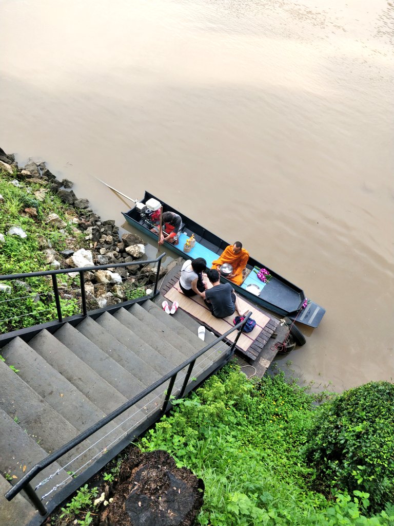 Morning ceremony at Kanchanaburi.
Blessings from monk.
#kanchanaburi #amazingthailand