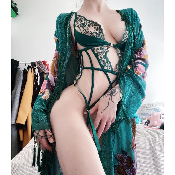 Draped in emerald silks ✨ https://t.co/ExJu8WkJFb