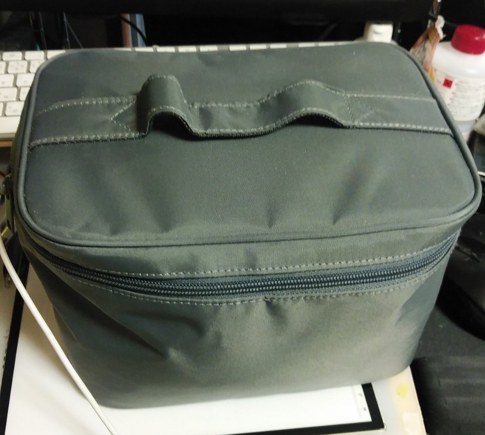 若狭たけし 調べたら無印のナイロンメイクボックスは販売終了しているのね 今はリニューアルされて ナイロン 手付ポーチ ってのが売っているけど ひと回り小さいので 本体とコントローラー全部は入らないと思う