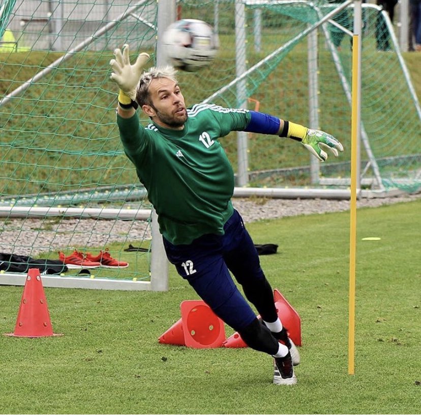 RG_Spain's tweet photo. Modo avión ✈️

RG Goalkeeper Gloves Rumania 🇷🇴 y España 🇪🇸! 
Jesús Fernández, portero del Sepsi OSK en la Liga rumana ¡Elijo nuestro nuevo modelo Horus! 

@iamjesusfernandez Team RG! 
#rg #rggloves #teamrg #rggoalkeepergloves #rgsnagaaqua #rgromania https://t.co/1BrgwPth0B