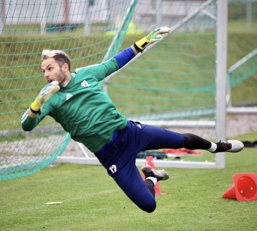 RG_Spain's tweet photo. Modo avión ✈️

RG Goalkeeper Gloves Rumania 🇷🇴 y España 🇪🇸! 
Jesús Fernández, portero del Sepsi OSK en la Liga rumana ¡Elijo nuestro nuevo modelo Horus! 

@iamjesusfernandez Team RG! 
#rg #rggloves #teamrg #rggoalkeepergloves #rgsnagaaqua #rgromania https://t.co/1BrgwPth0B