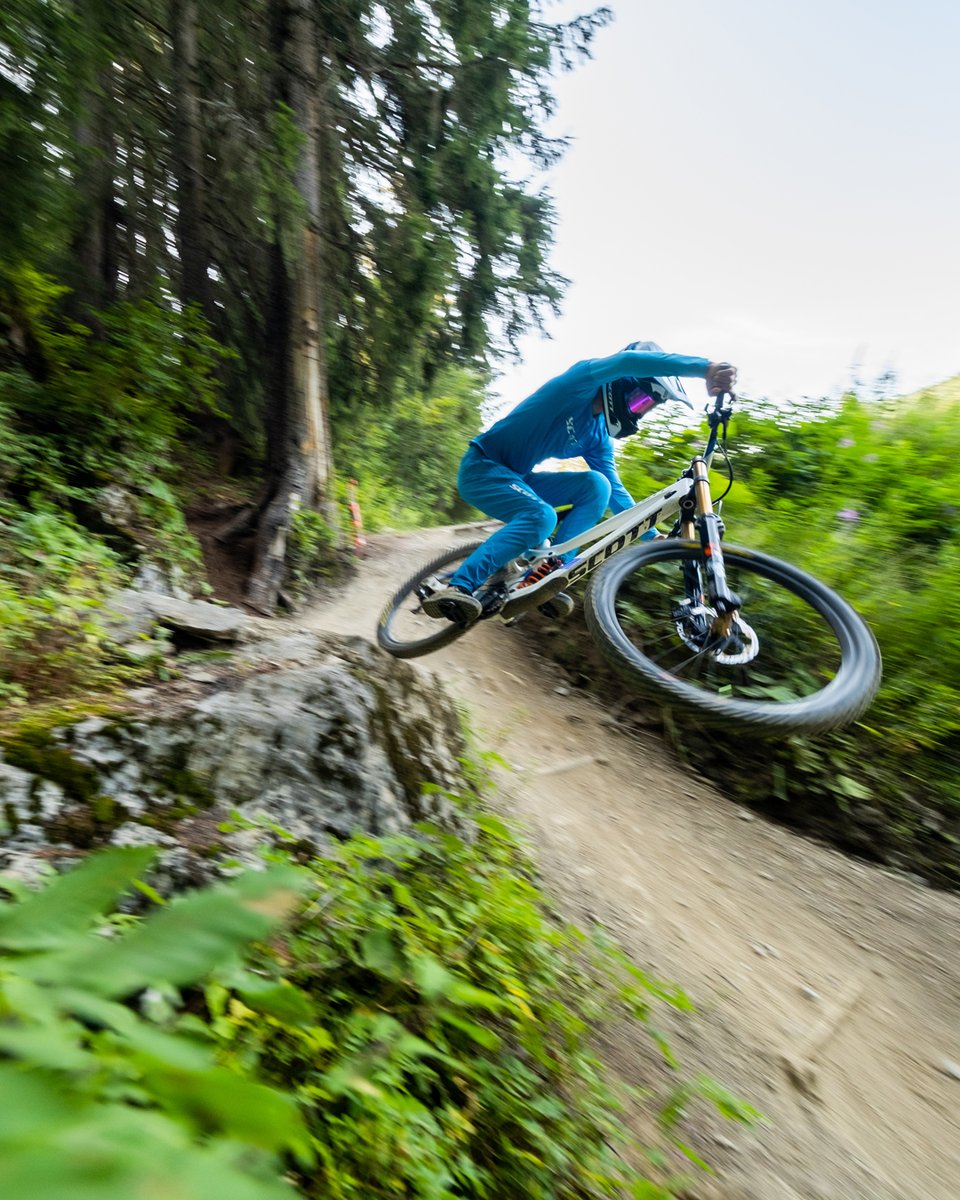 bikeonscott's tweet photo. When it's getting cold and wet outside, there is always a way to bring back the heat. 🔥
Ride as fast as you can, rock the new Trail Tuned outfit, or both. Shop the Tuned Collection at the link: https://t.co/zVHYjnl8EJ
#NOSHORTCUTS #SCOTTbikes #SCOTTtuned
📸: Kifcat https://t.co/wKrKVslK3D