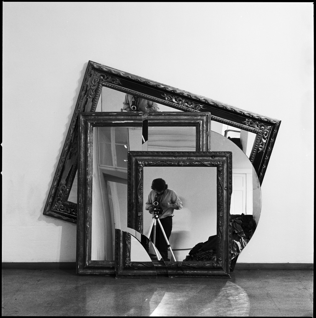 artribune's tweet photo. #fotodelgiorno: Paolo Pellion di Persano, Michelangelo Pistoletto. La forma dello specchio, Galleria Multipli, Torino 1978 https://t.co/QwsZ1USI9I